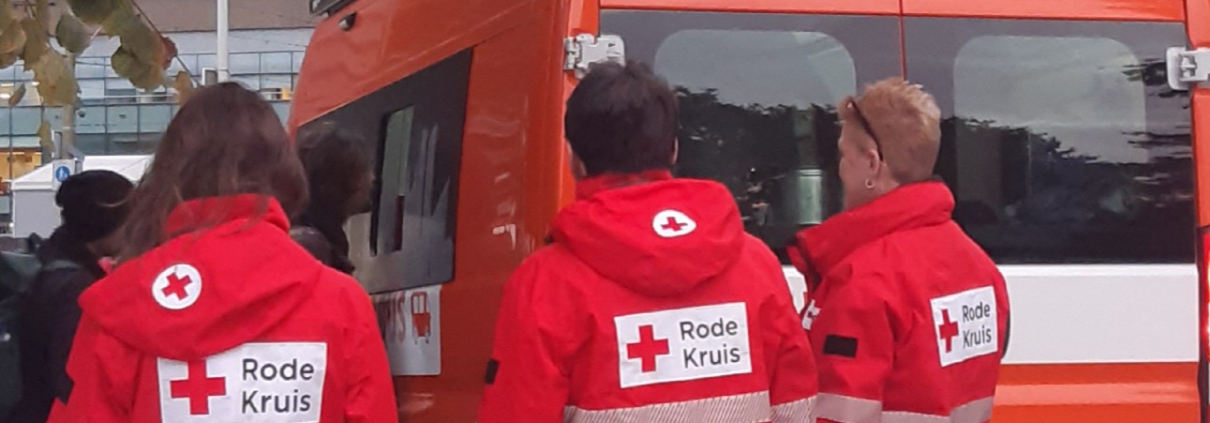 Foto van de Soepbus en het Rode Kruis