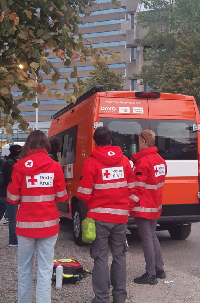 Foto van de Soepbus en het Rode Kruis